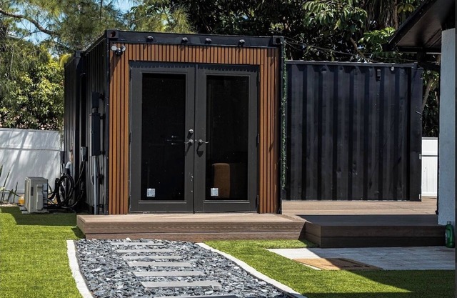 Stylish Modern Tiny Home in the Heart of West Palm Beach. 7 minutes from airport