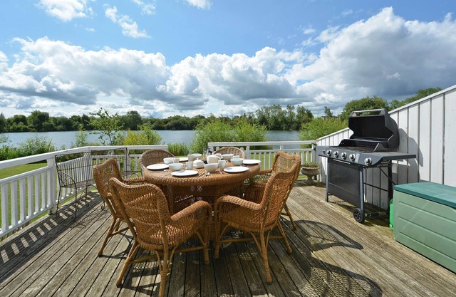 Stylish New England lakeside retreat in the Cotswold Water Park