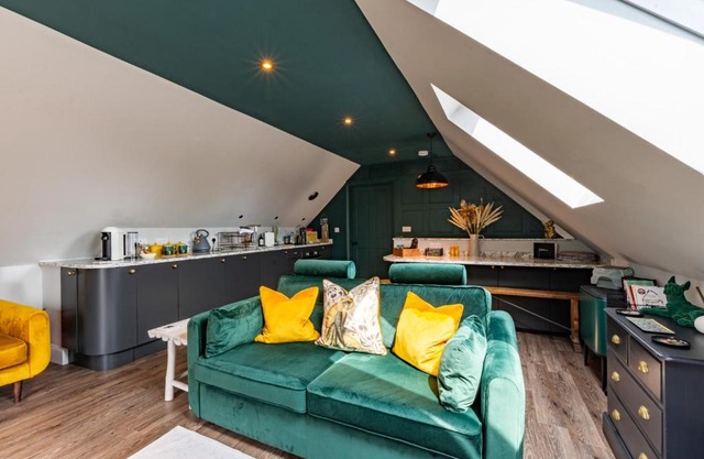 Stylish one bedroom Cotswold Coach House Tetbury