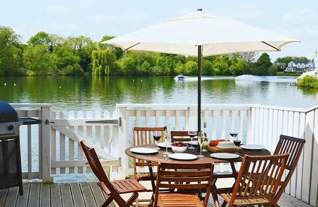 Stylish pet-friendly waterfront retreat on Spring Lake in the Cotswold Water Park