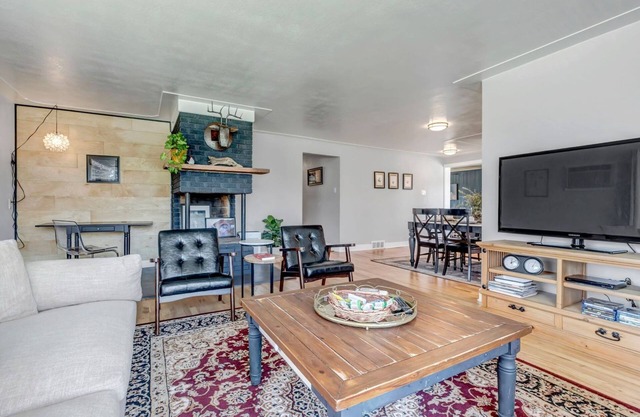 Stylish Retreat: Comfort & Convenience only 10 Minutes from Denver! Ultimate Getaway