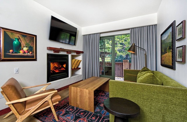 Stylish Room with Outdoor Pool, Free Parking & Pets Friendly in California