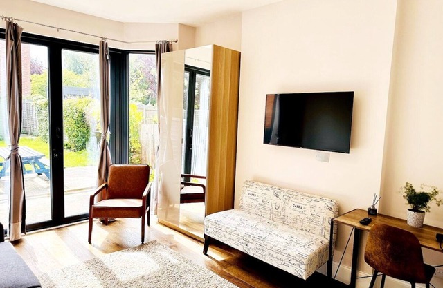 Stylish & Spacious Urban Oasis