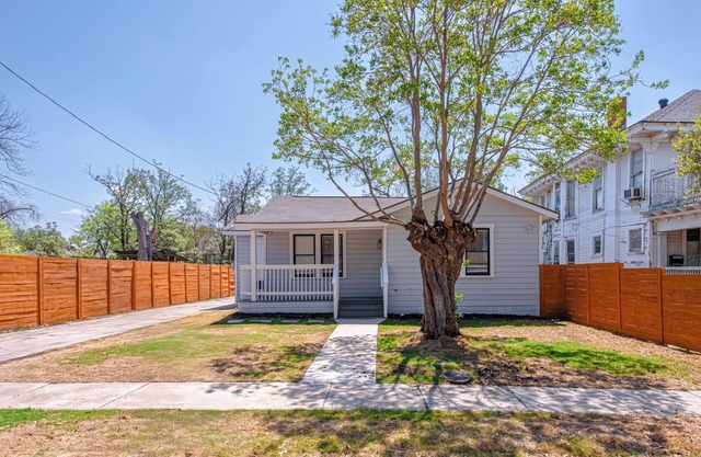 Stylish & Spacious Comfort 4BR/3BA Downtown Gem!