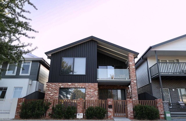 Stylish Stay: 4BR Central Wagga