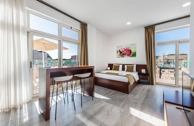 Stylish Studio with Spacious Balcony -Trendafili