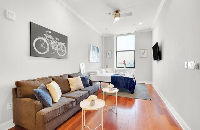 Stylish Studio w/Rooftop Pool