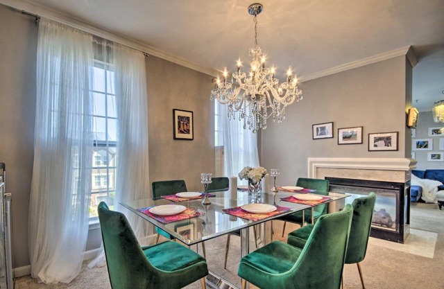 Stylish Suburban Condo Less Than 20 Mi from Dtwn DC!