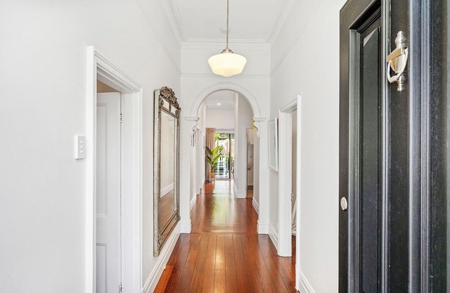 Stylish Suburban Getaway: Spacious & BBQ in Bayswater
