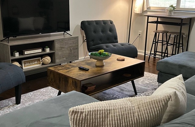 Stylish Townhouse In Uptown/1BD Luxury w/City Views/Free Parking & WiFi