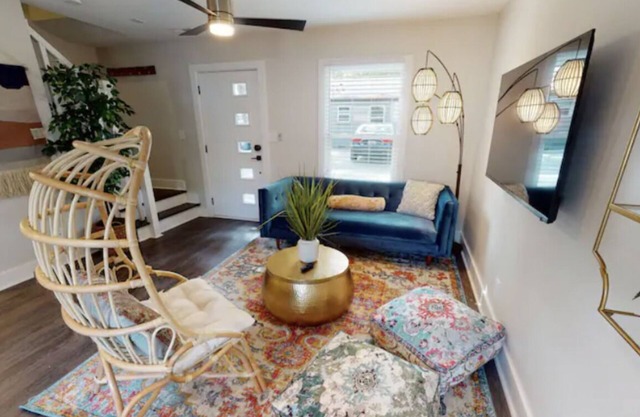 Stylish Uptown 2BR & 1.5 Bath Getaway, by Mansion