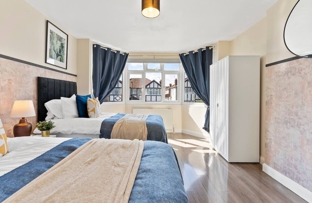 Stylish Wembley Gem - Parking -Sleeps 14