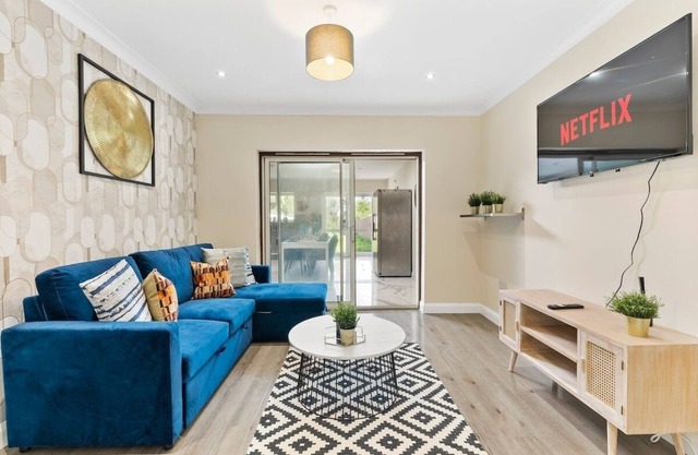 Stylish Wembley Gem - Parking -Sleeps 14