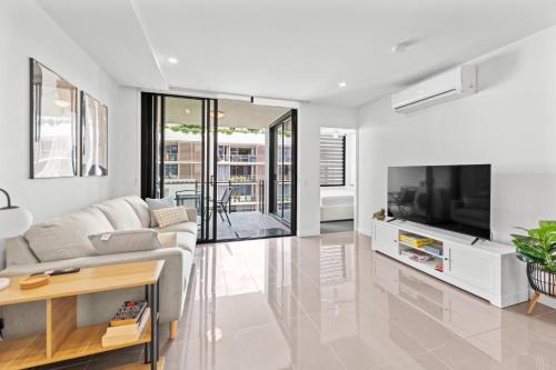 Stylish West End Stay with Rooftop Pool & BBQ