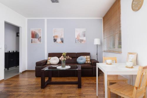 Stylowy Apartament z oddzielna sypialnią niedaleko centrum Chorzowa by Noclegi Renters