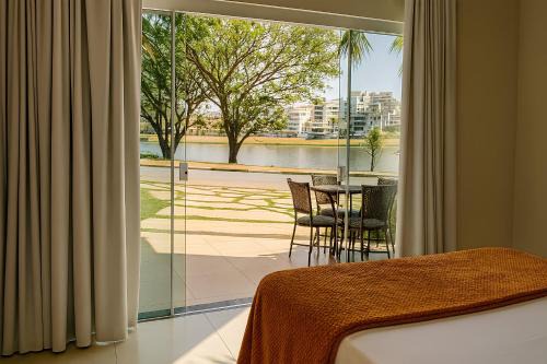 Suíte com Vista para o Lago em Capitólio, acesso a piscina adulto e infantil, quadra de beach tênis e playgroud