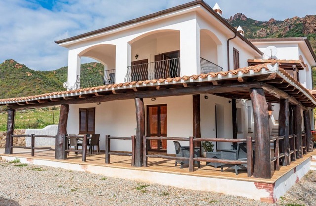 Su Castangiu2, first floor in villa with swimming pool and 5-a-side football pit