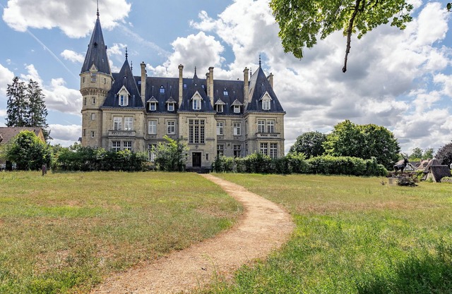 Sublime apartment in the castle of a listed village in the heart of the forest.