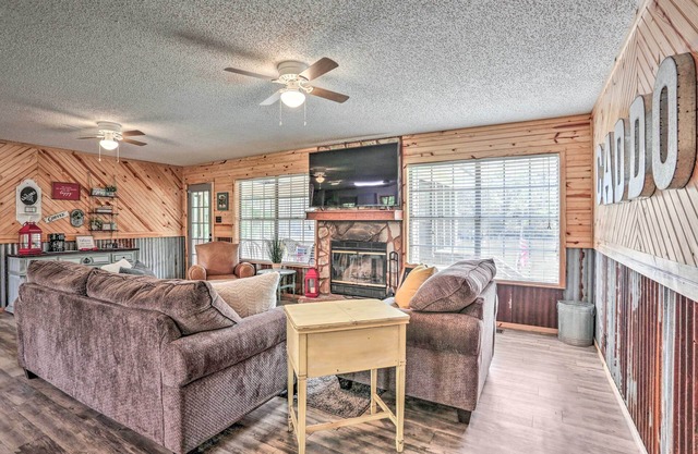 ‘Sue’s Camp’ w/Caddo Lake Access & Dock!