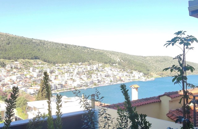 Suite 2 on the Hill – Partial Sea View