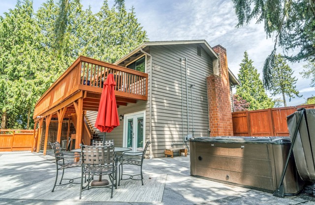 Suite with Hot Tub -AC - Huge Fenced Yard - Mt. Rainier View - Private Entrance