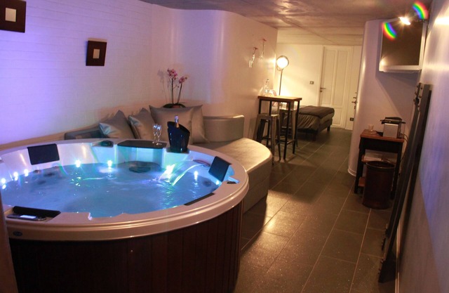 Suite with king size bed and private Jacuzzi Spa 1 and 2