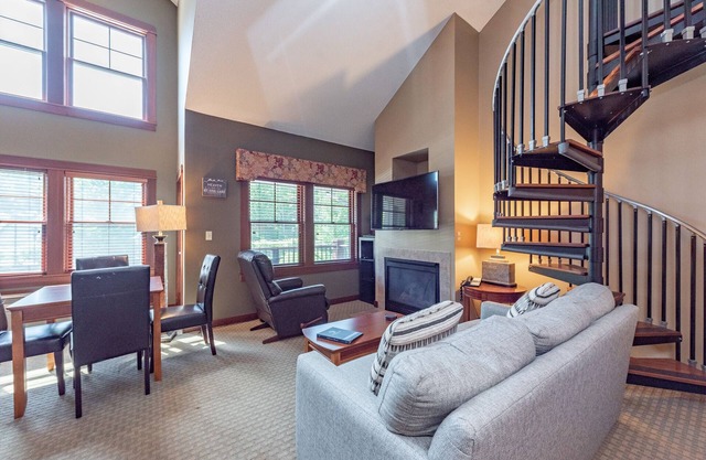 Suites at Silver Tree A308: Studio Style Suite with Loft, Free WIFI!