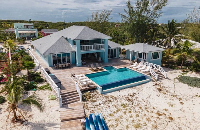 Suma Sands Villa, Beachfront Villa with Pool & Sandy Beach All Year Round