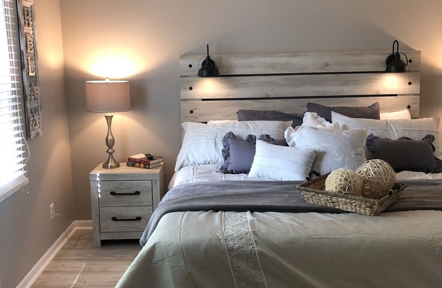 'Summer Breeze' Lakeside Condo - Walk to Town & Marina + POOL