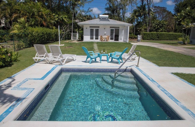 Summer Getaway: 2Bed Bungalow with Private Pool