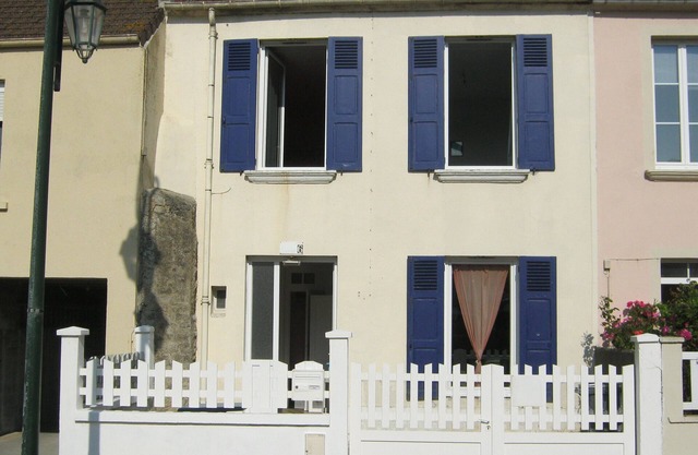 Summer house with 3 main rooms 42m2 with sea view.