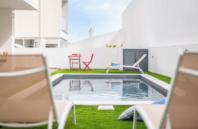 Summer house with pool & garden, 5m ride to Caparica beach