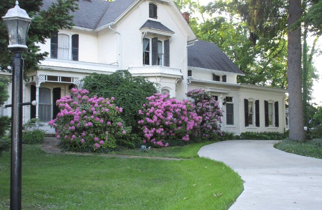 Summer or gametime! Historic, updated w/2 Ensuites! 7 real beds. ND close by!
