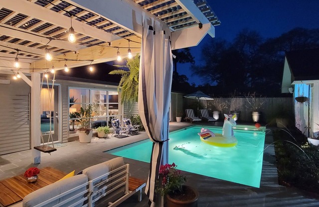 Summer with pool/jacuzzi/outdoor cinema/backyard paradise!