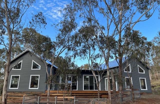 Summit House Armidale - 2 or 4 Bedrooms