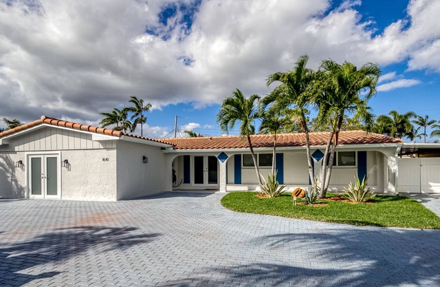 Sun-drenched home with a private pool, central AC & beach gear - nearby golf