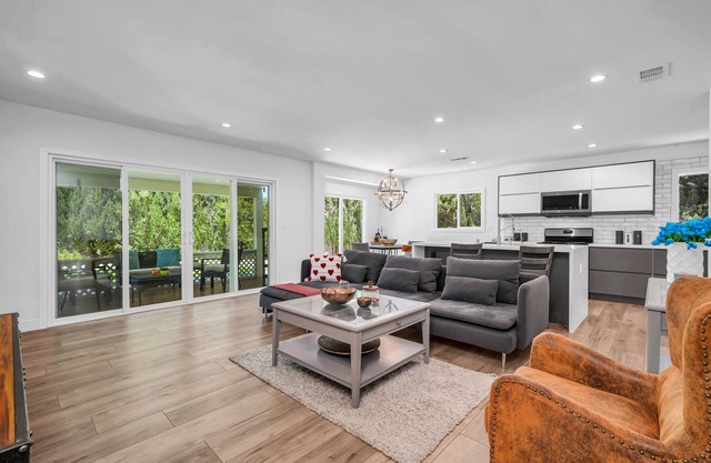 Sun Kissed Home, Secluded Backyard, BBQ, Parking