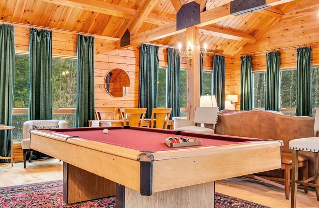 Sunday River Lakefront Grand Cabin, Sleeps 20, Hot tub, fire pit, pets welcome