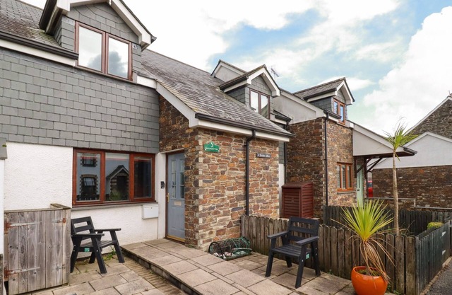SUNFLOWER COTTAGE, family friendly, with a garden in St Issey