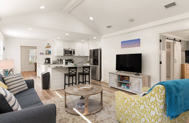 Sunflower Hideaway -Walk to eats, bike to beach, pet friendly, Relaxed backyard.