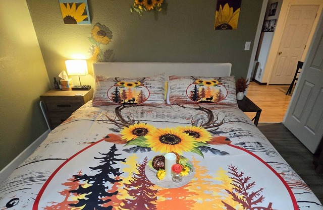 Sunflower Hideout Dry Sauna, Gym, Private Balcony, Jacuzzi & Ping Pong!