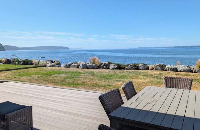 Sunlight Beach Getaway - sleeps 8, beachfront getaway on Useless Bay
