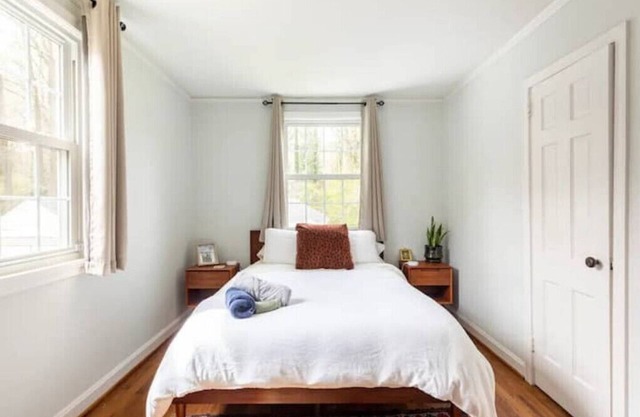 Sunny 2 bedroom cottage minutes from downtown!