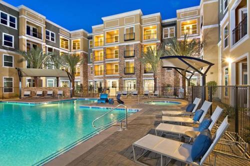 Sunny 2BDR in SM Pool & Gym - 5 min to the beach!