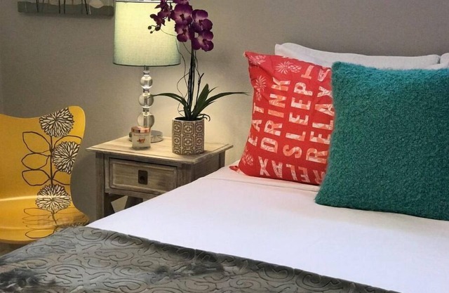 Sunny Apt. Close to the Beach w/Free Parking