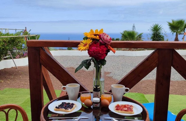 Sunny balcony, large garden and private parking, 10 minutes from the beach.