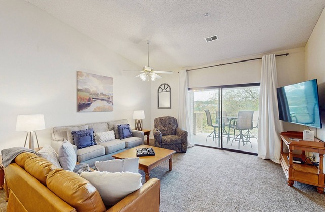 Sunny Branson condo with vaulted ceilings, private patio, and resort-style pools