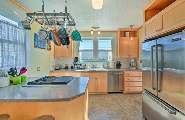 Sunny & Central Everett Home < 1 Mile to Dtwn!
