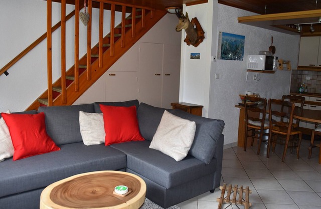 Sunny Chalet with Garden, Sleeps 6, Close to Shops & Skiing