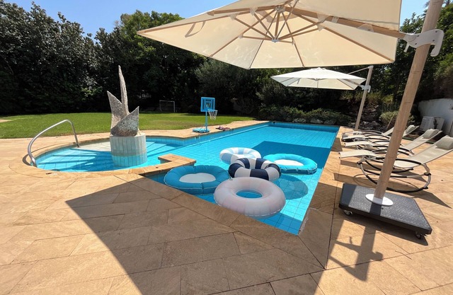 Sunny Coastal villa, luxury gateway!